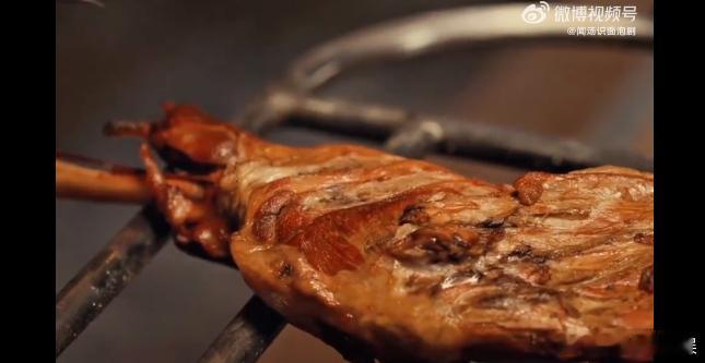 90岁正是吃羊腿刺身的年纪太平年 太平年名场面预定！胡思进 90 岁炫羊腿刺身，