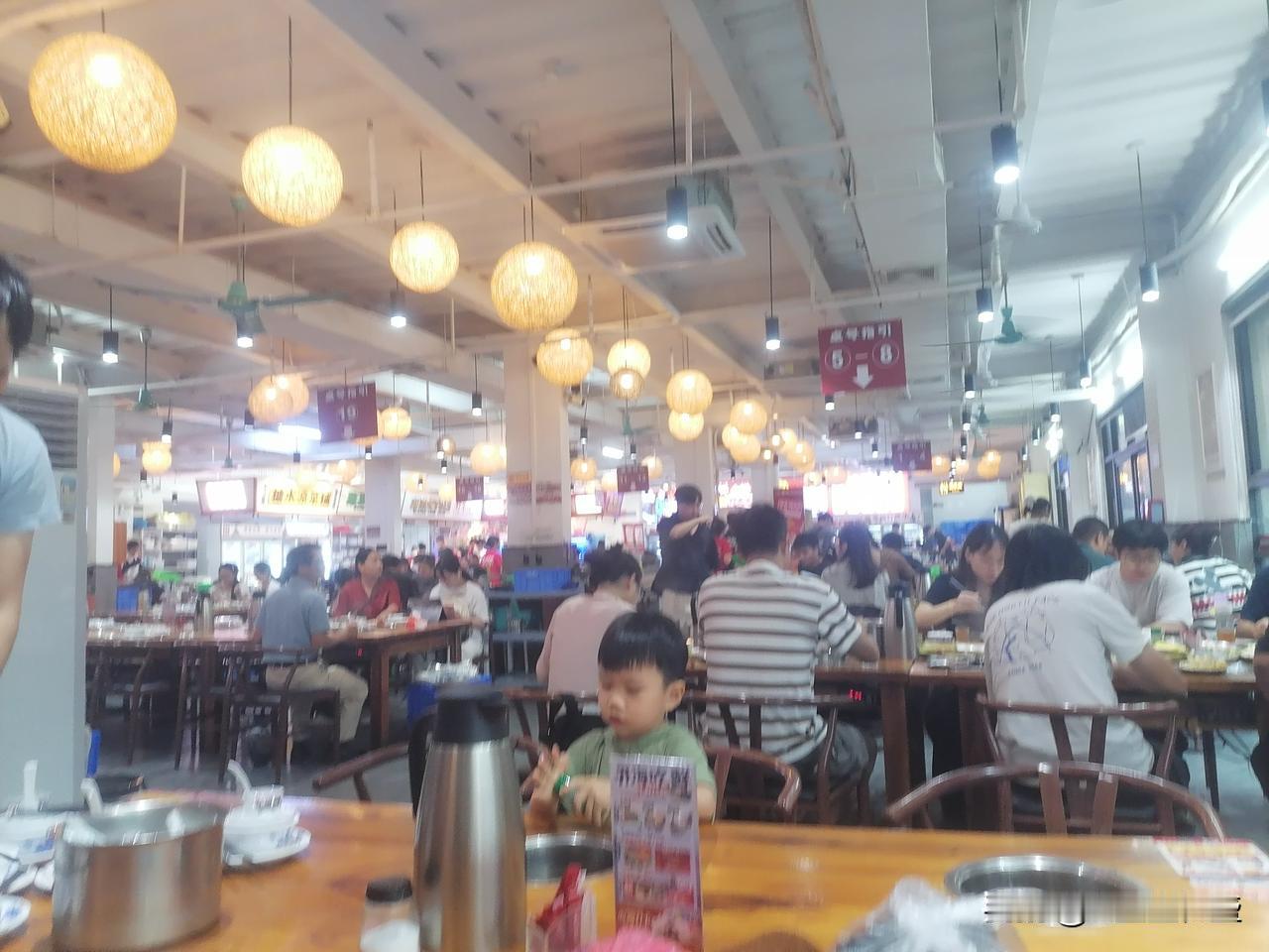 这自助粥店生意比较火爆