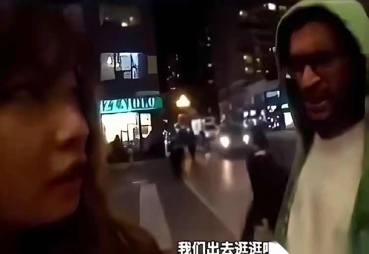 “我从印度来，你应该陪我逛一下。” 