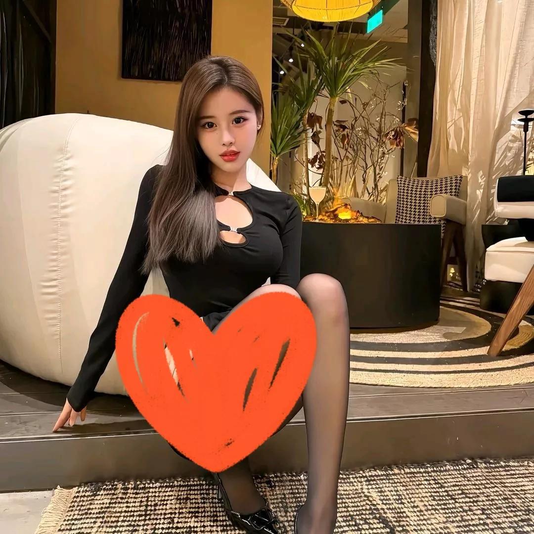 黑衣少女与心形自拍，尽显时尚魅力！精致少女自拍 少女心自拍 温柔美女自拍 气质女