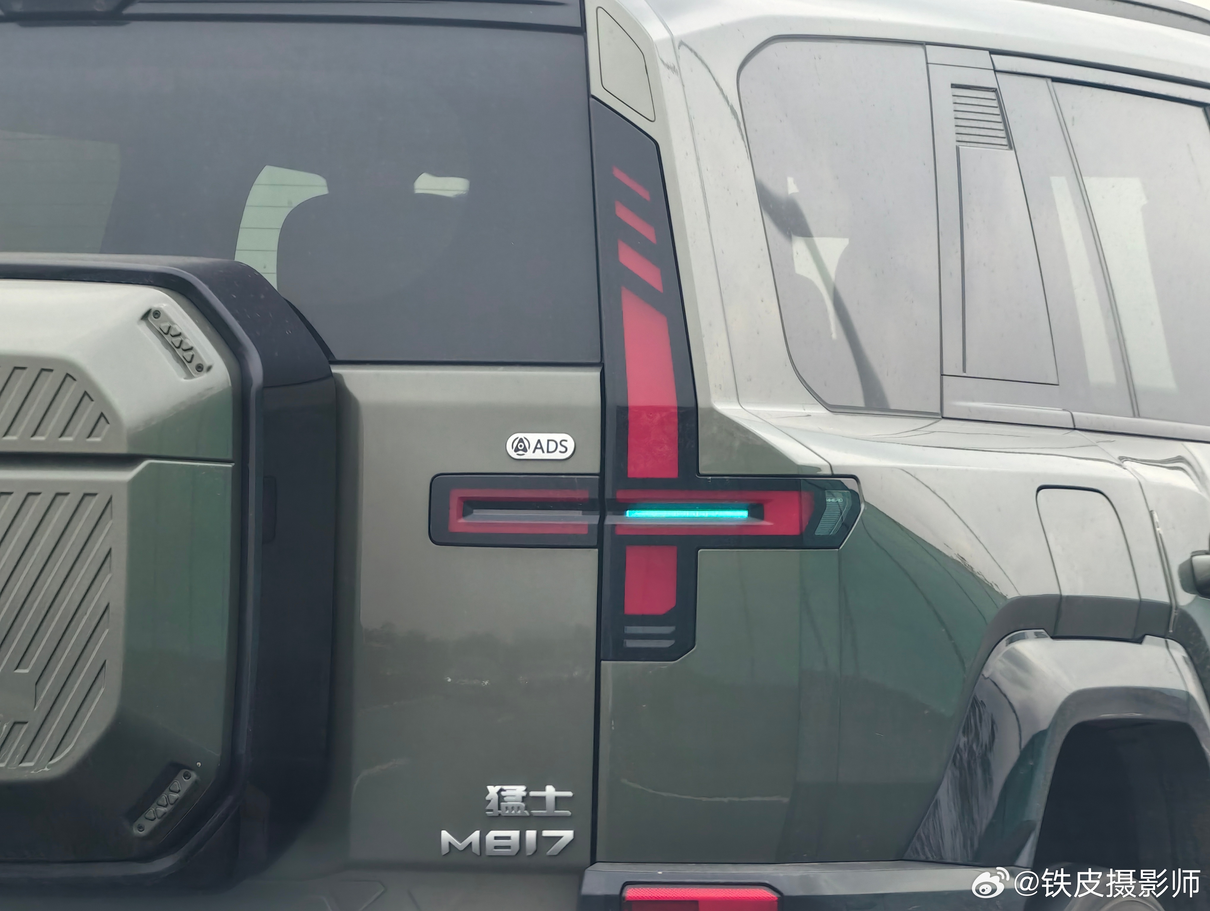 今天又解锁一款路遇小蓝灯车型，也是我没想到的。一台帅气的方盒子，亮着蓝灯自动变道