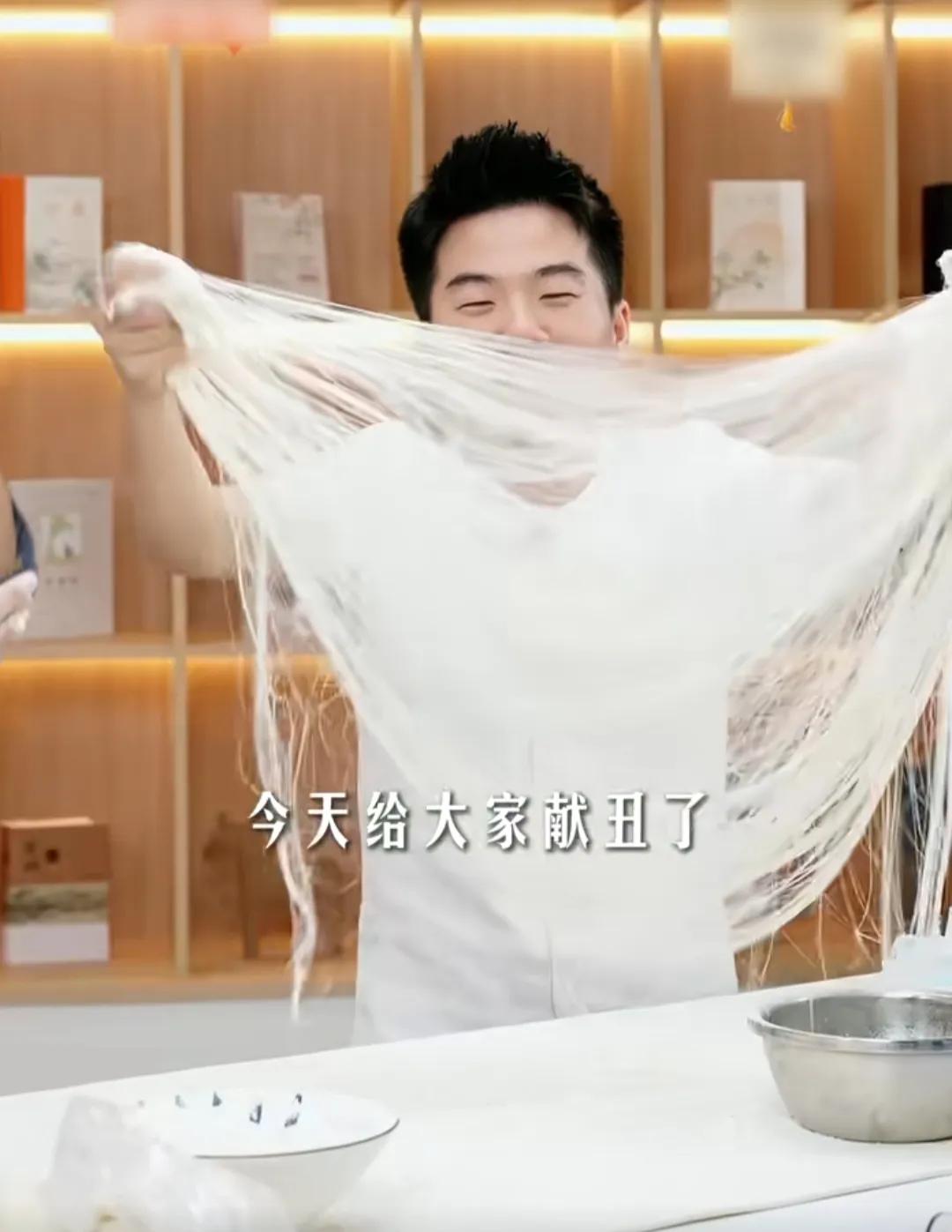 董宇辉昨晚直播间喊着:“震惊啊，一男子竟在直播间干这事儿”。却看见董宇辉竟然在扯