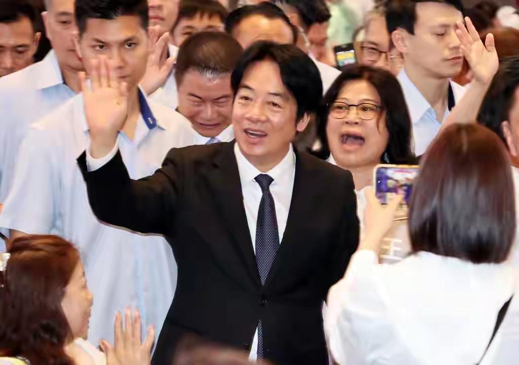 “电信诈骗”始作俑者就在台湾。
       民进党也是岛内最大的诈骗团伙。他蛊