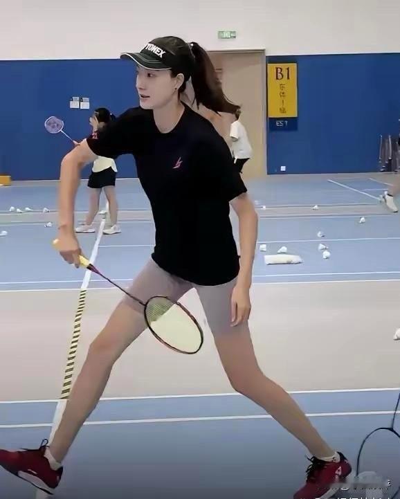 谢杏芳这双大长腿，感觉都快赶上超模了！提到前羽毛球世界冠军谢杏芳，很多人的第一印