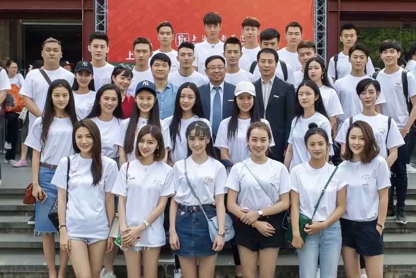 现在电影学院招的学生，一点辨识度也没有。你说他们长得不像吧，可是看着又很像。
很