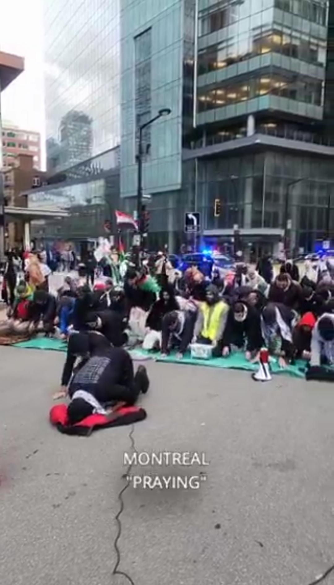 加拿大蒙特利尔警方封锁路口，阻止车辆通行，为穆斯林祈祷站岗。