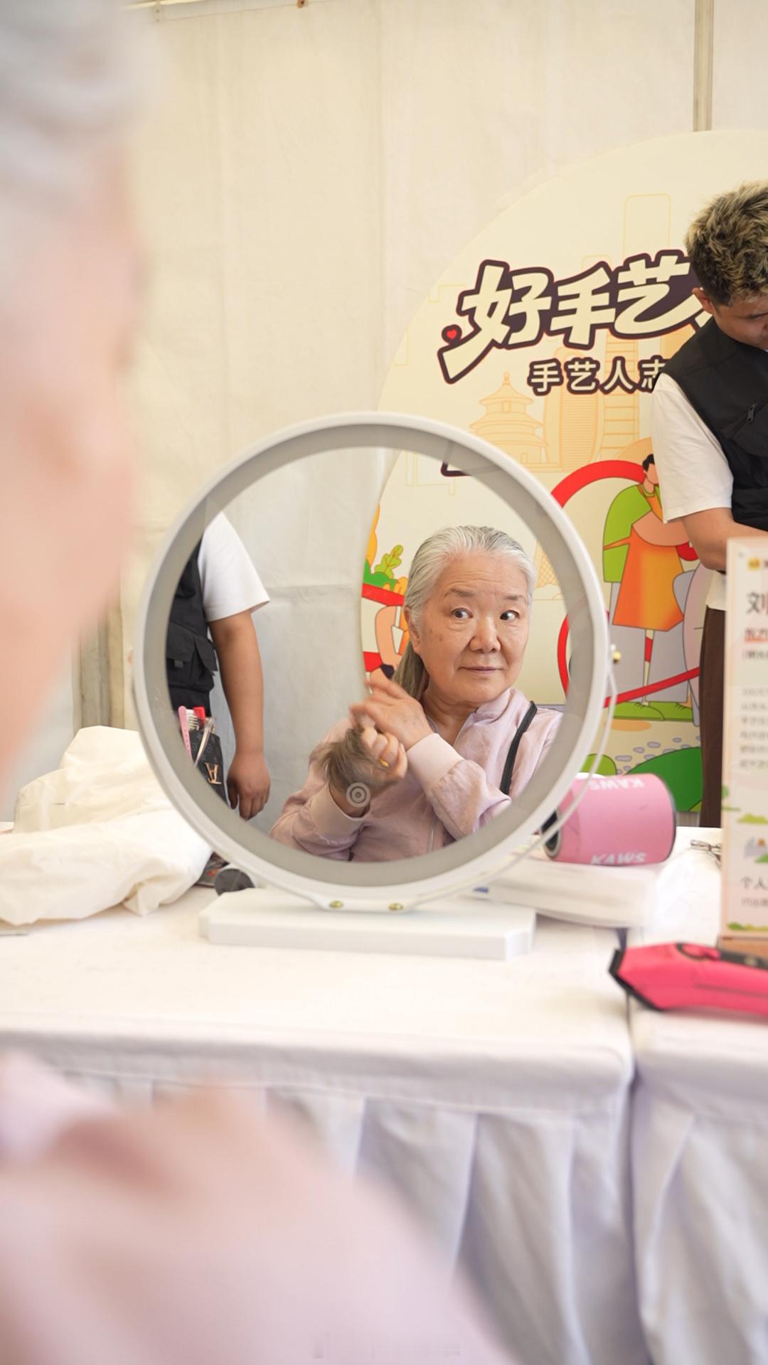 被北京大妈严选的宝藏手艺人回龙观免费理发摊收到最可爱的报酬从北京大妈塞给理发师的