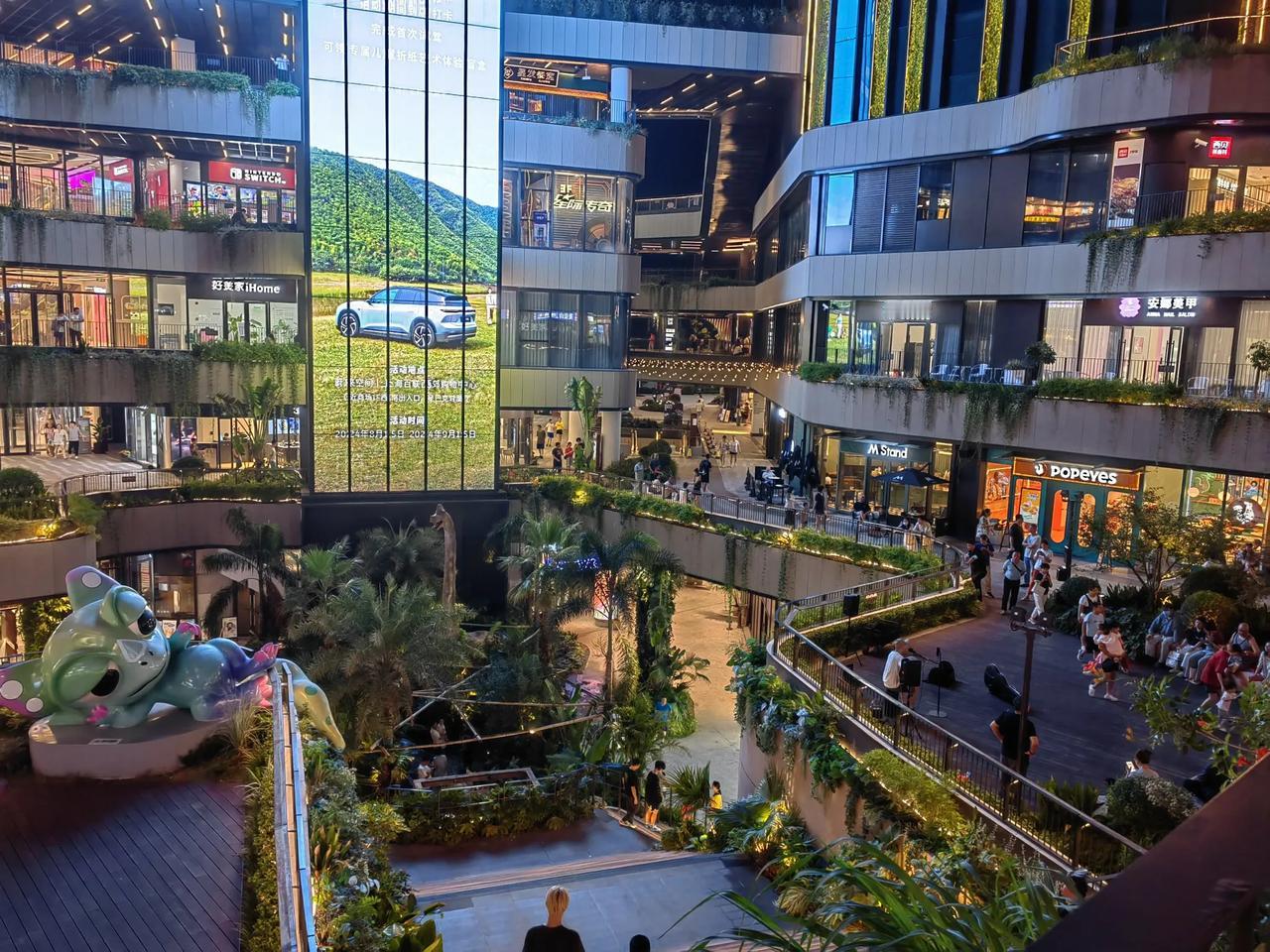 周末闲来无事，
来西郊百联逛逛，
商场烟火气还是蛮浓的，
有歌手在唱《成都》，
