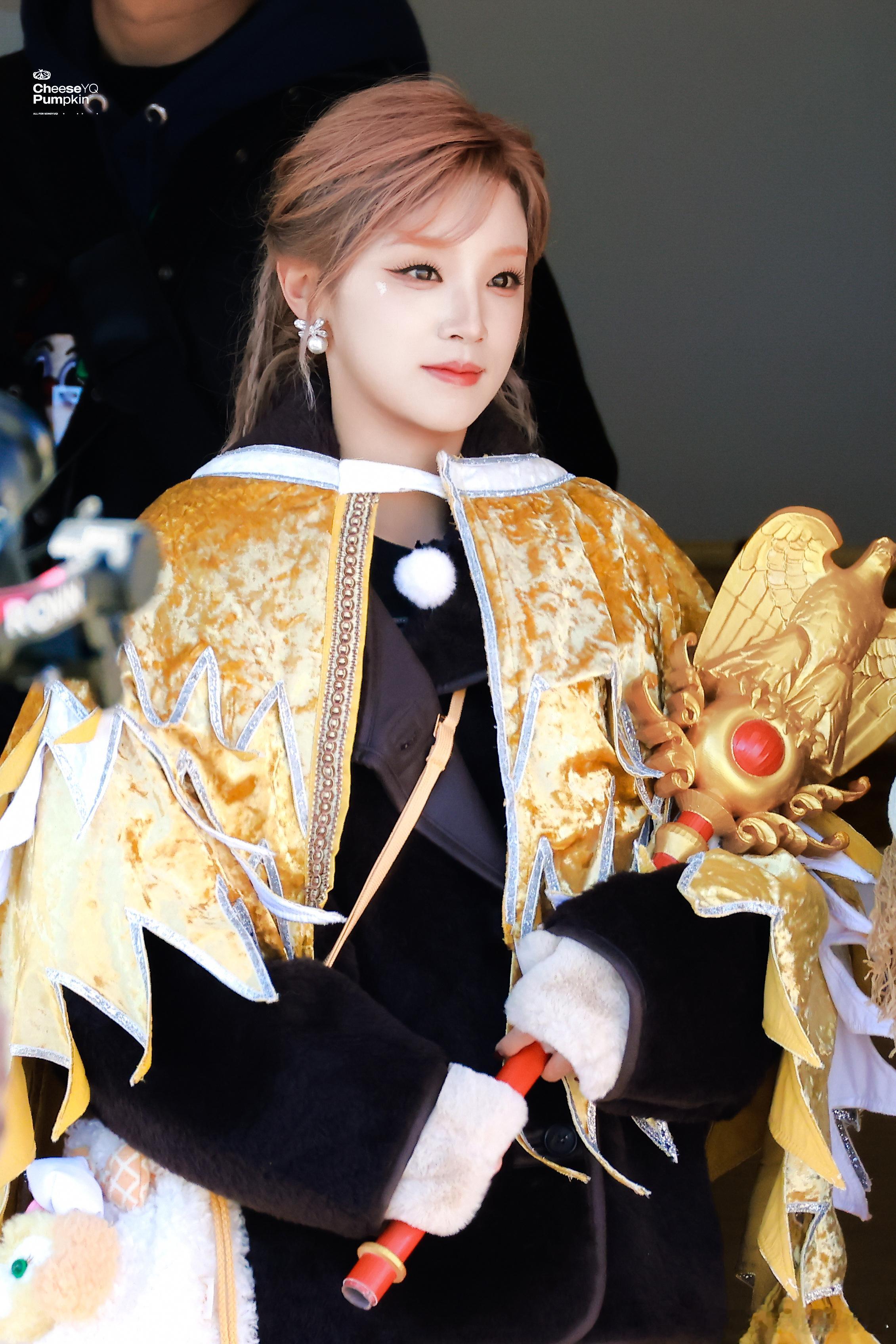 宋雨琦《奔跑吧》披风造型路透来啦，好明媚的笑容，雨琦玩的开心！ 