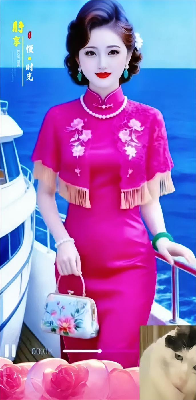 一袭玫红旗袍，藏着东方女子独有的温婉。站在游艇之上，海风轻轻拂过，碧水蓝天作伴。
