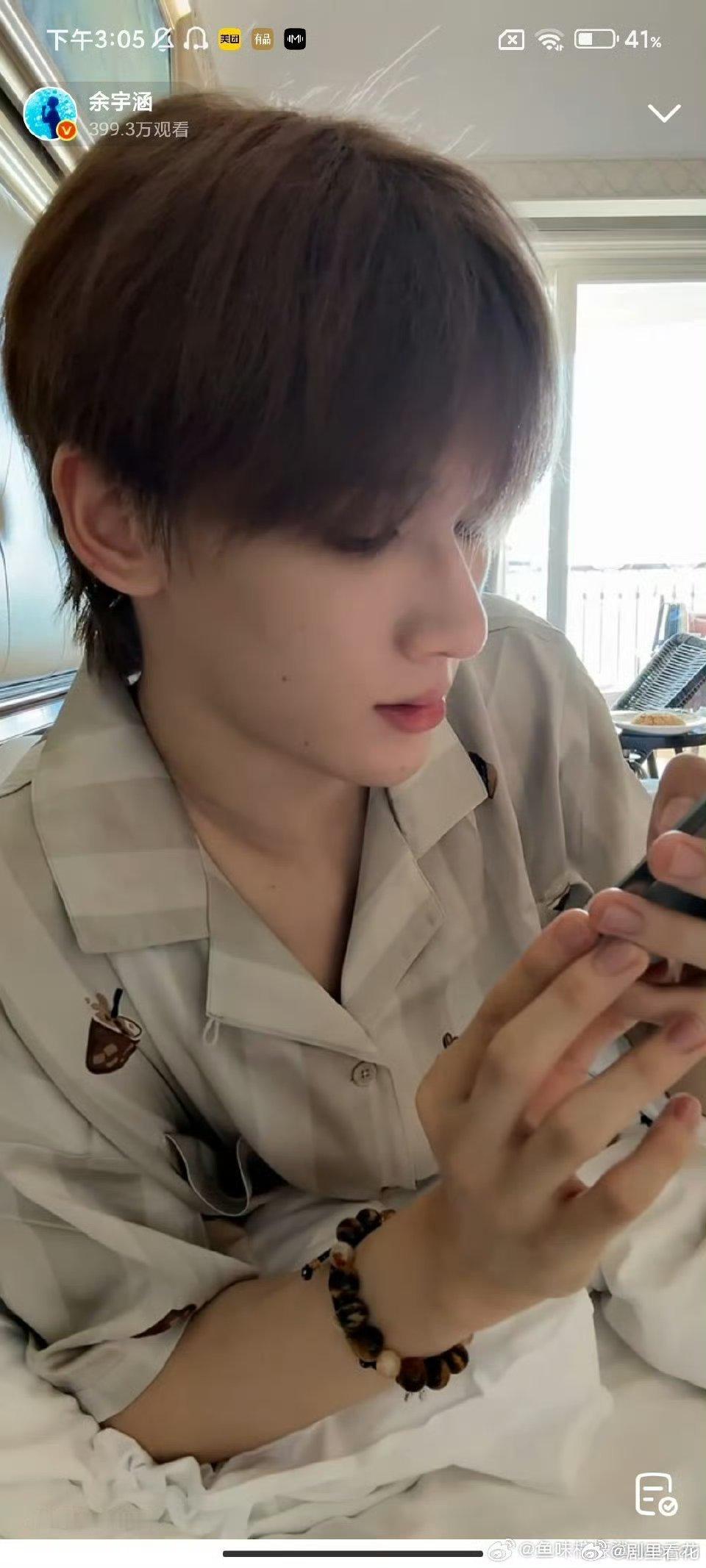 有点心疼余宇涵的床了 余宇涵把床当运动场，一会儿匍匐一会儿弹跳。被调侃够不着柜子