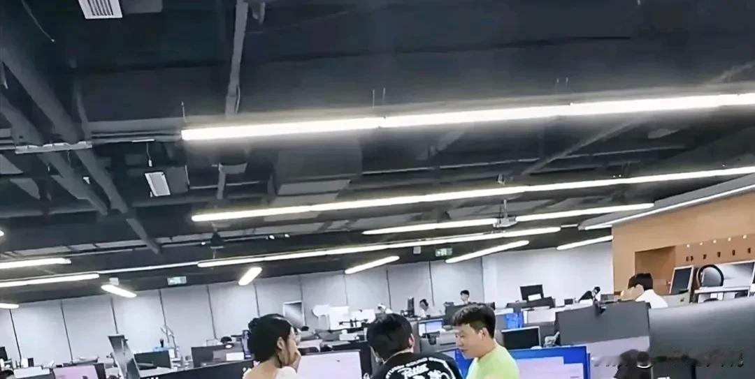 今天我们几个85后“老帮菜”聊天，发现大家都有种越是底层越难活的感觉...即便我