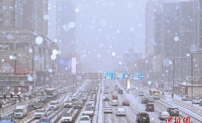 三晋大地银装素裹 山西以“动”制“冻”应对今冬首场强降雪

中新网太原12月12