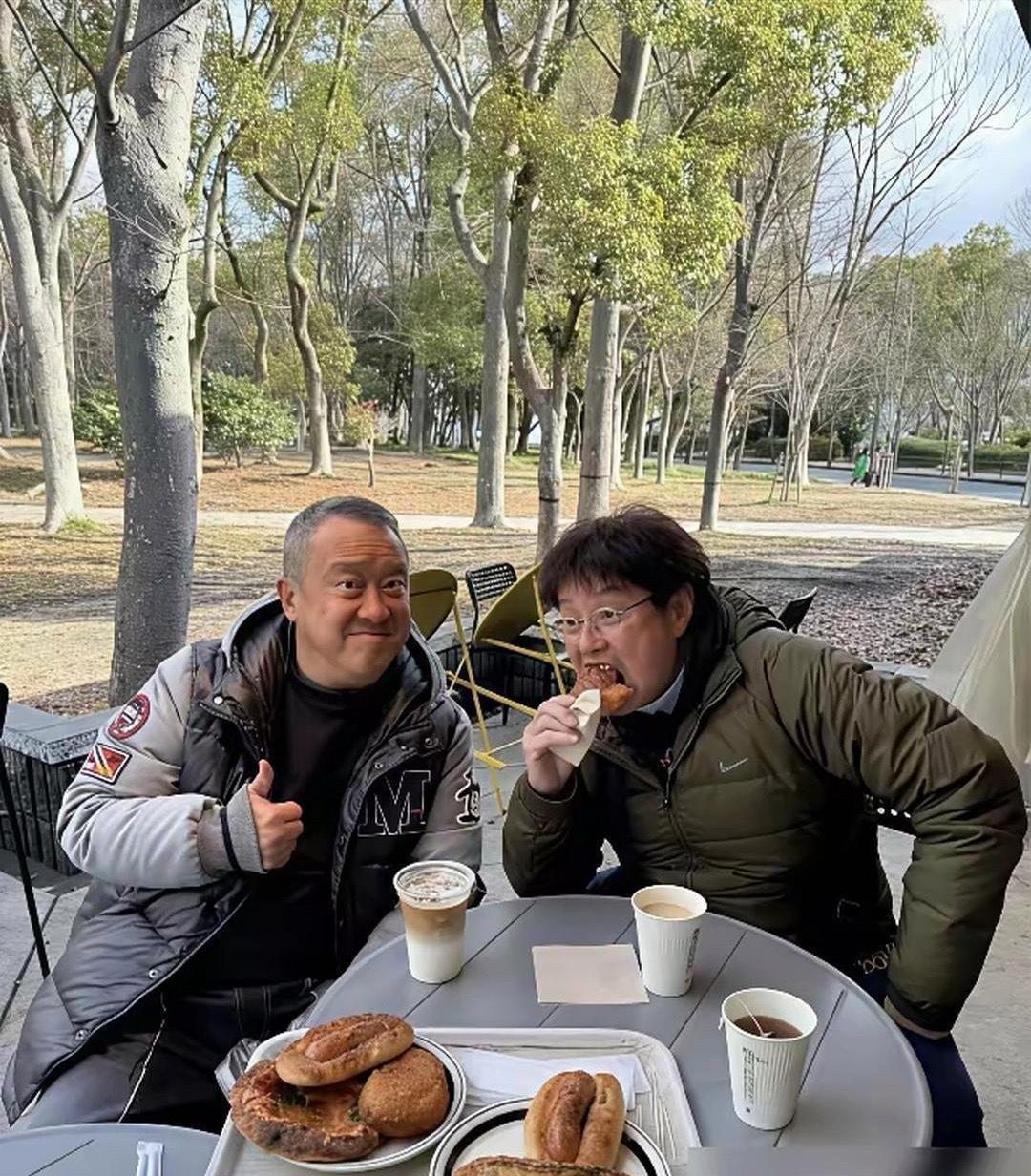 曾志伟：阿伦，你这杯嗨棒喝得差不多了吧？别只顾着跟我碰杯，吃点烤串垫垫肚子。

