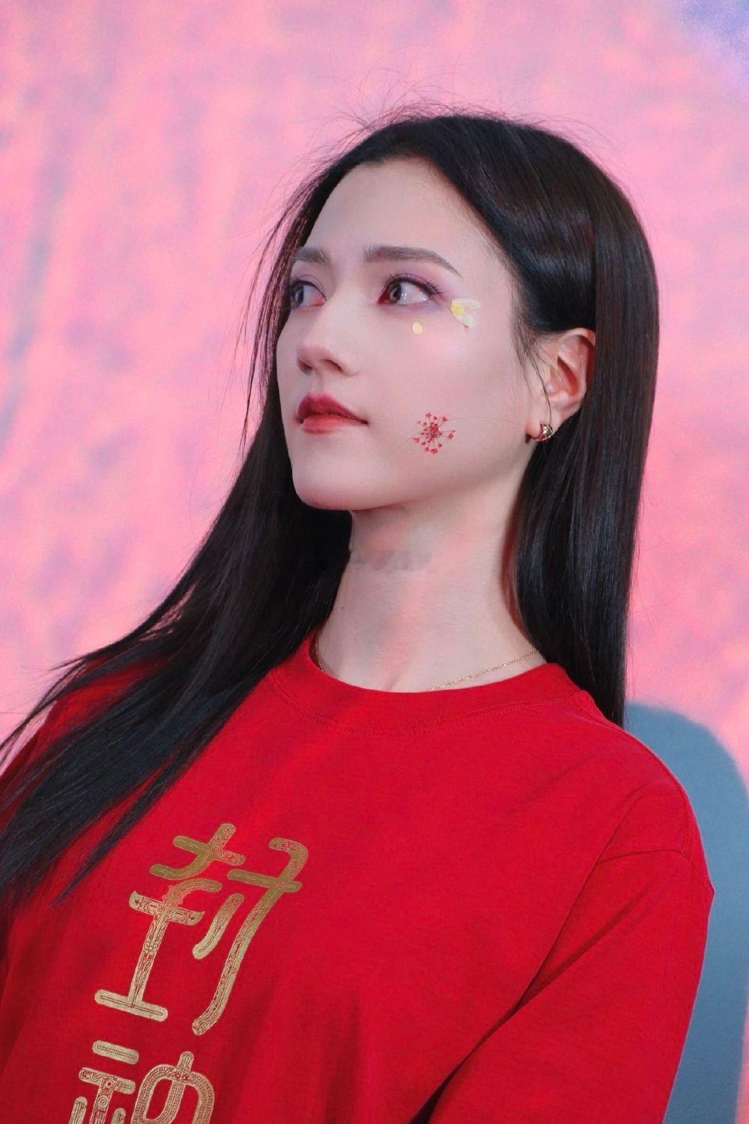 娜然封神首映再现妲己花瓣妆 美是真的美，但是这似乎不是花瓣妆，更像是梅花妆，又称