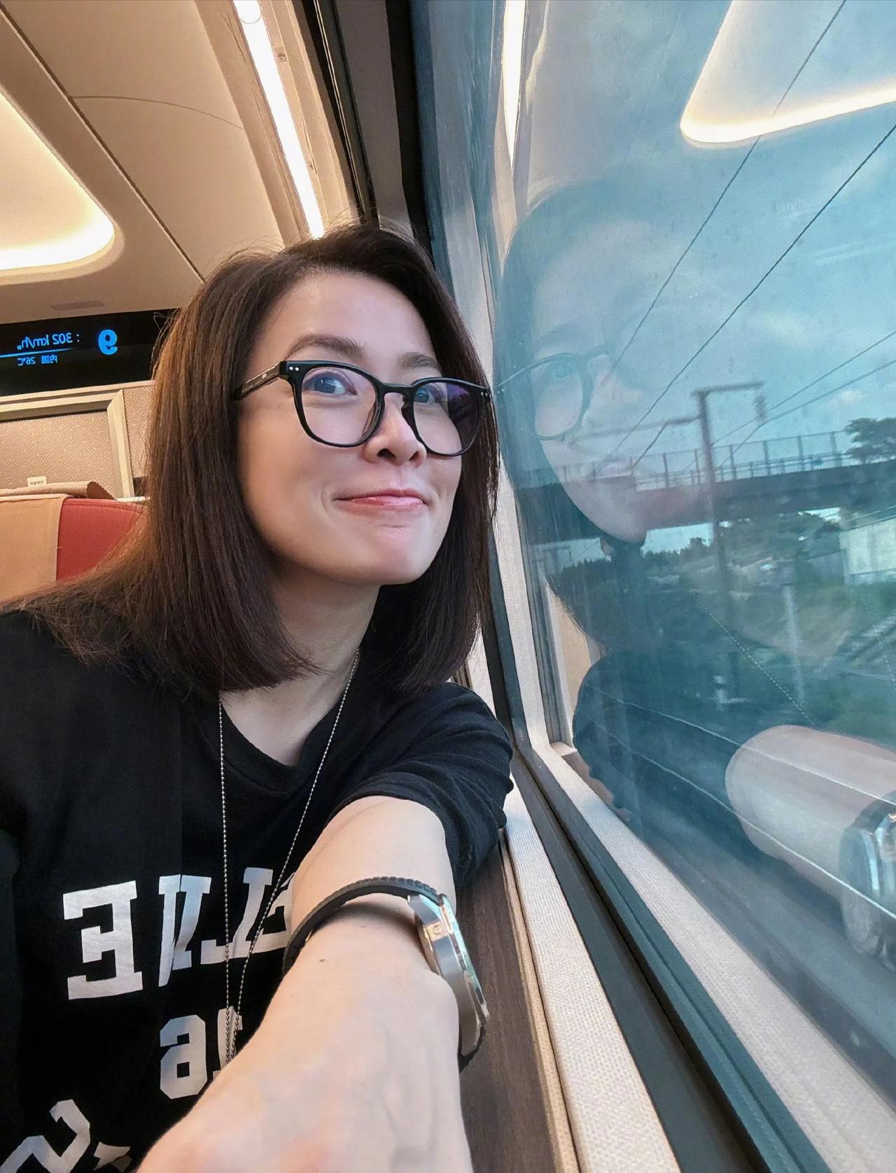 坐在舒适的高铁上，感受着世界上最快最稳的中国速度。满脸洋溢着幸福的笑容。来自香港