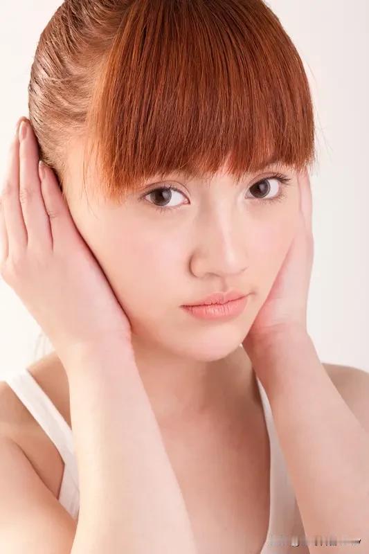 女性阳气旺表现还挺多的。首先是面色，阳气足的女生面色红润有光泽，就像自带腮红特效