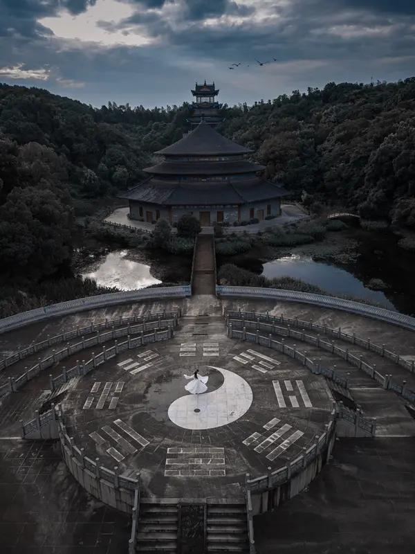 中华文明的精髓犹如一座巨大的宝库。哲学思想体系里，“天人合一”让我们明白与自然和