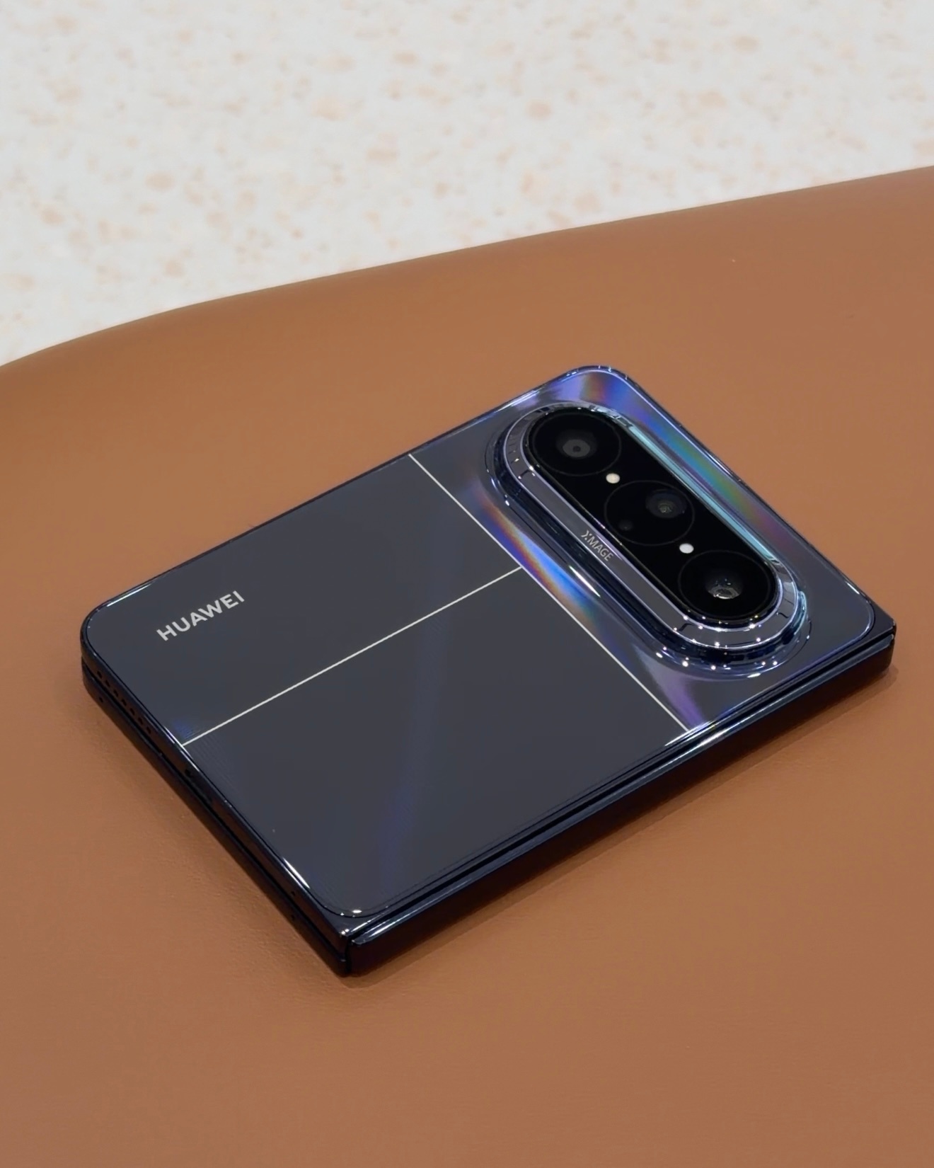 华为PuraXMax卖爆了到店就是问有没有现货，很多人直接当场下单带走。大屏阔折