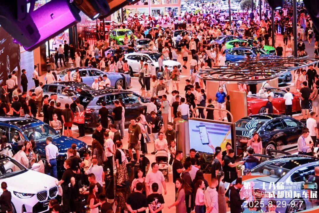 2026成都国际车展的展台越来越像一个个精致的科技展厅，新能源占比超九成，大屏和