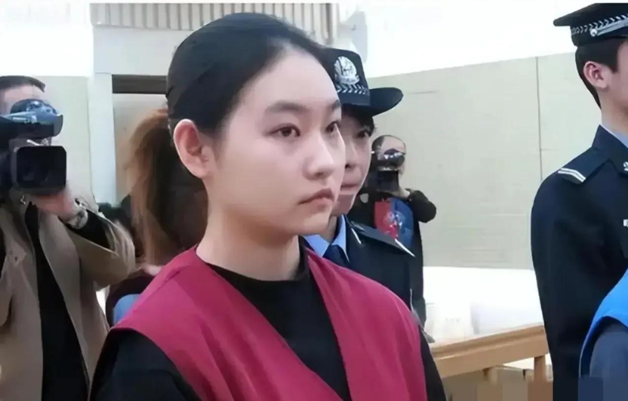 2006年，一名漂亮的女犯人，站在法庭上，她的名字叫张晓，拥有出众的身高和相貌，