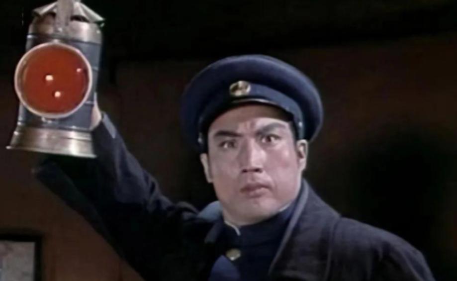 1977年，曾因饰演《红灯记》李玉和红遍全国的钱浩梁，被撤销党内外一切职务、停止