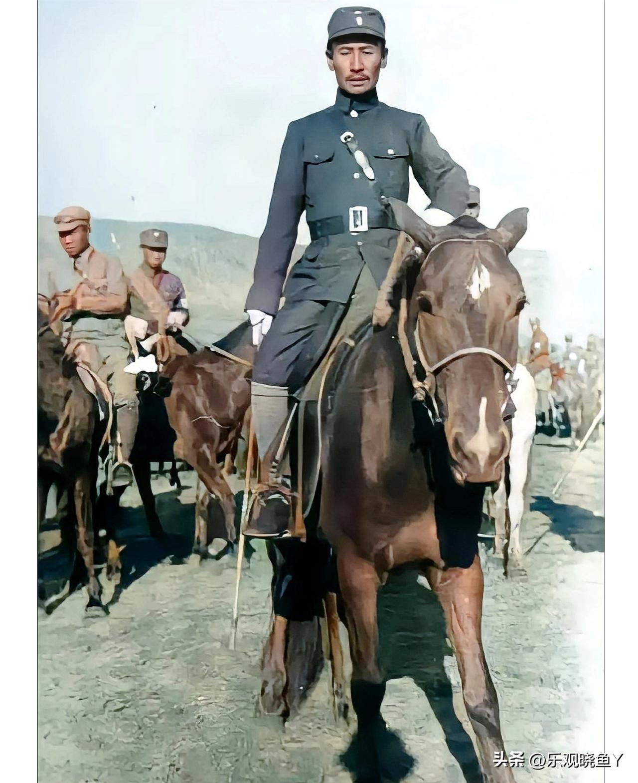 上世纪三十年代，身着戎装骑在马上的马占山将军。这绝非演戏，也绝非演员所扮演，确是