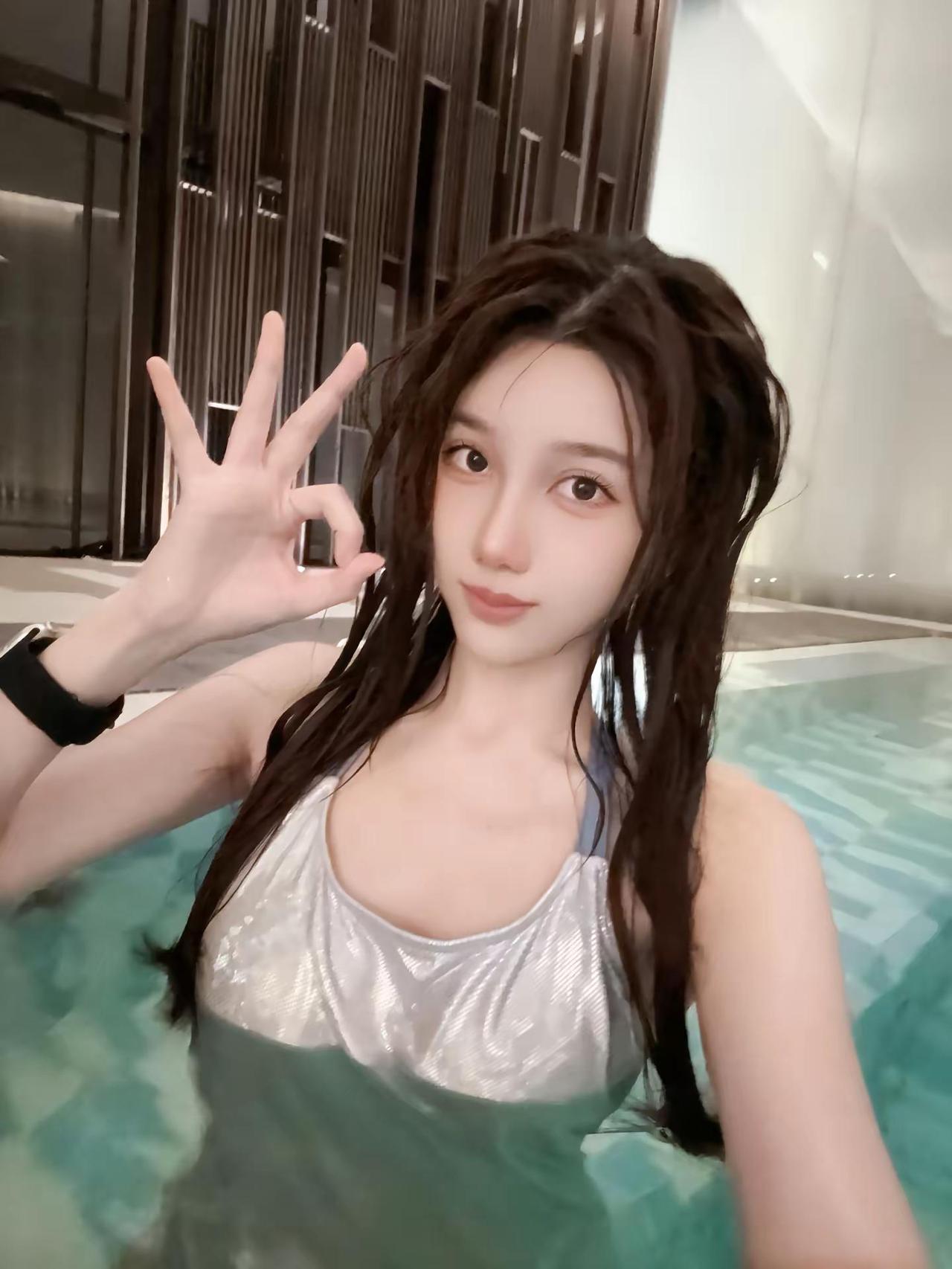 我会游泳，你可以救你妈了🤓 游泳不玩等于白来 我很担心，再这么游下去，万一被国