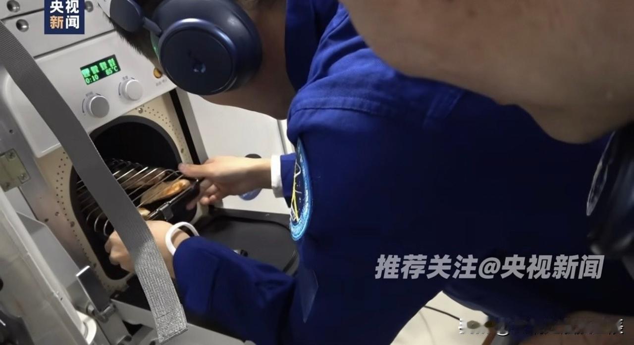 太空烧烤啥味儿？中国航天员先替大伙尝了！[偷笑]

空间站里新装的热风烘烤机，不