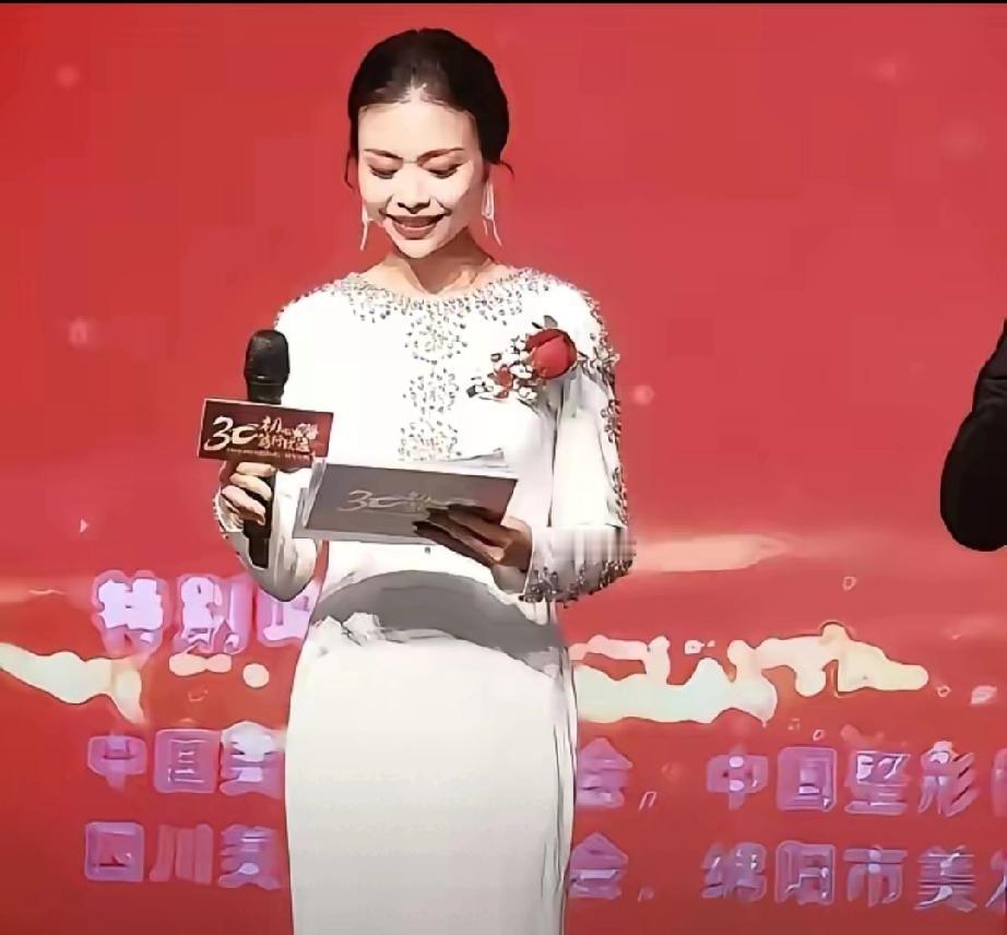 16年坚守舞台！绵阳这位主持人，用热爱为生命画上圆满句号
 
       在绵