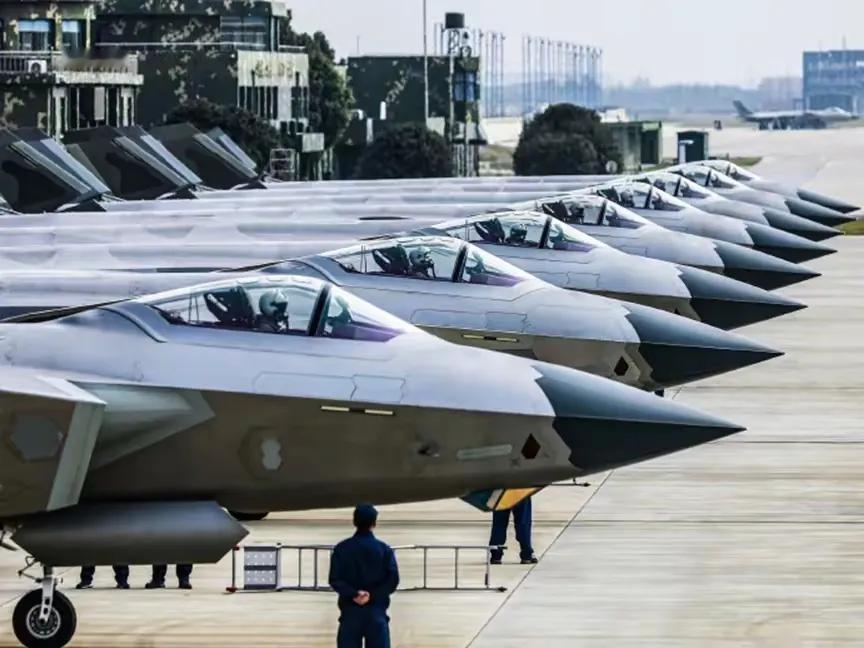这是大国空军才有的景象，随着中国军事力量的发展，将来就不仅仅是偶遇这样的场景了，