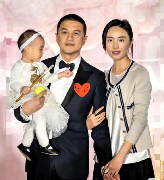 李亚鹏官宣和海哈金喜离婚，好多人说最开心的该是李嫣，这下她又能独享父母的爱了。这