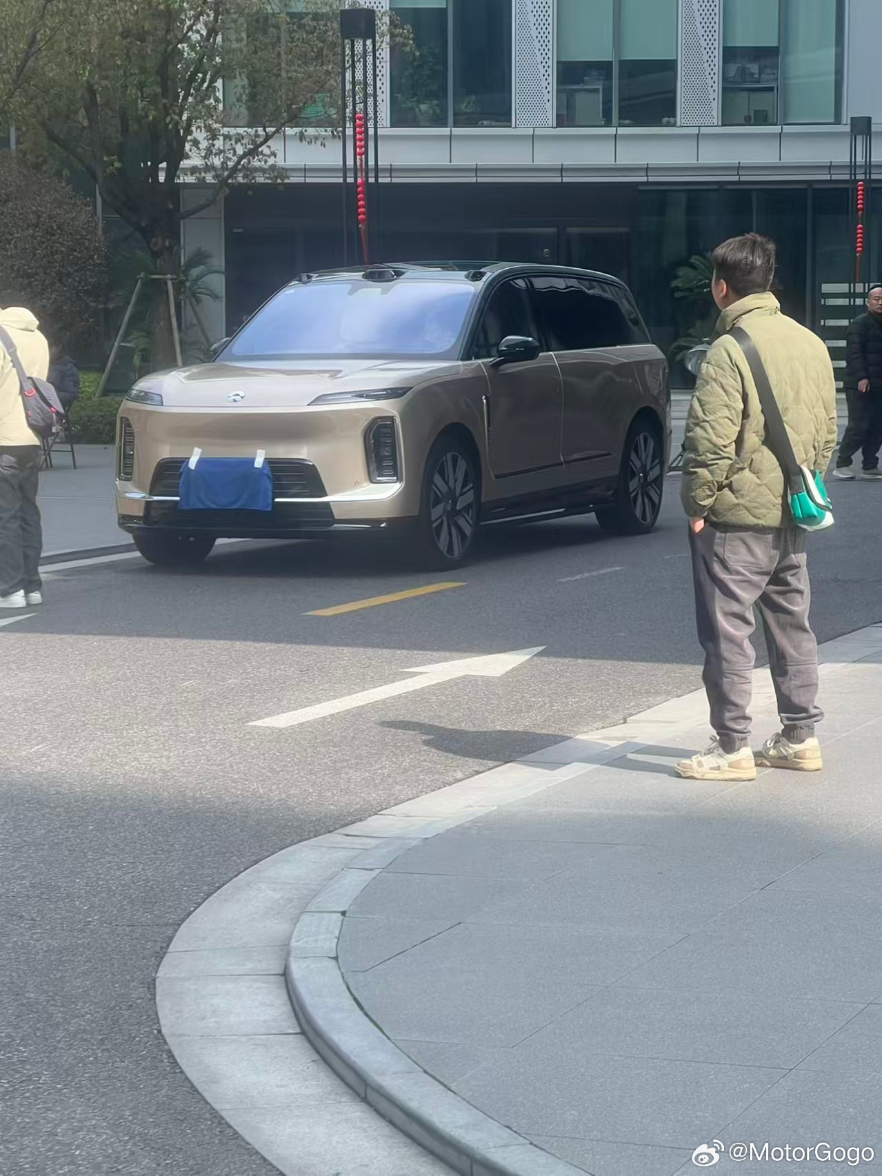 蔚来 ES9 临近发布各种路透，基本把很多颜色都曝光了。大v聊车