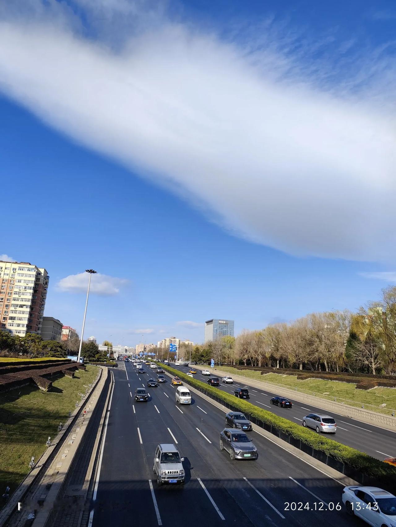 分享一张最近随手拍的照片风很大，天很蓝，白云纯洁如雪……