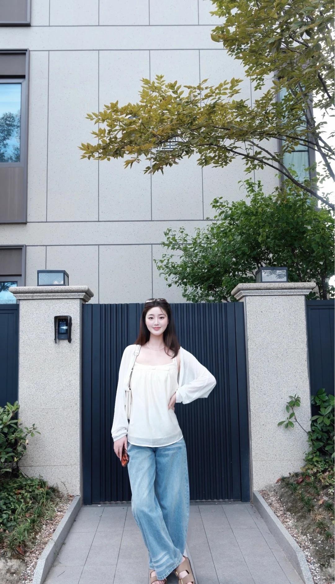 松弛感日常OOTD
简简单单的一套，舒适又耐看，日常出门刚刚好✨
	
OOTD 