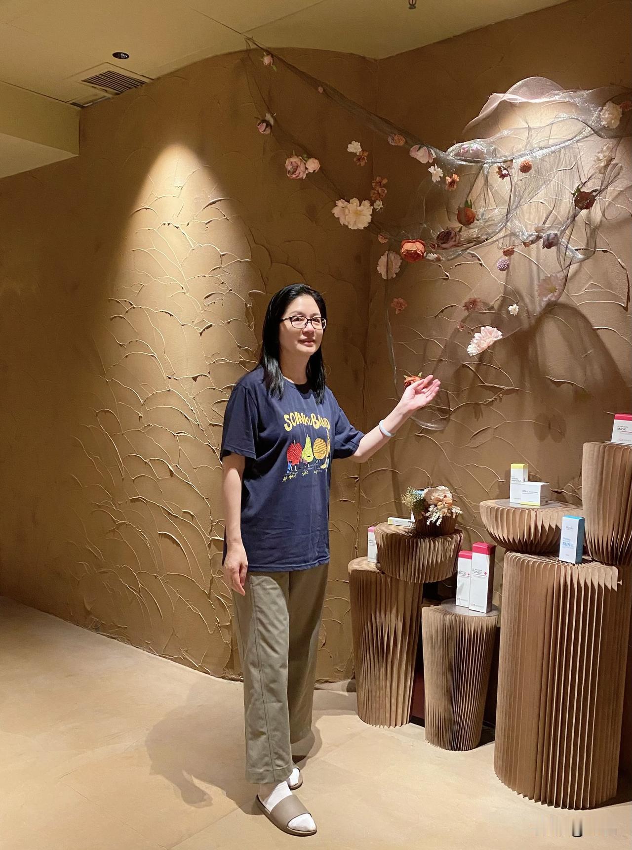 在忙碌的工作中，
偷得半日闲。
暖墙、繁花、慢时光，
原来美好就藏在，
这些细碎