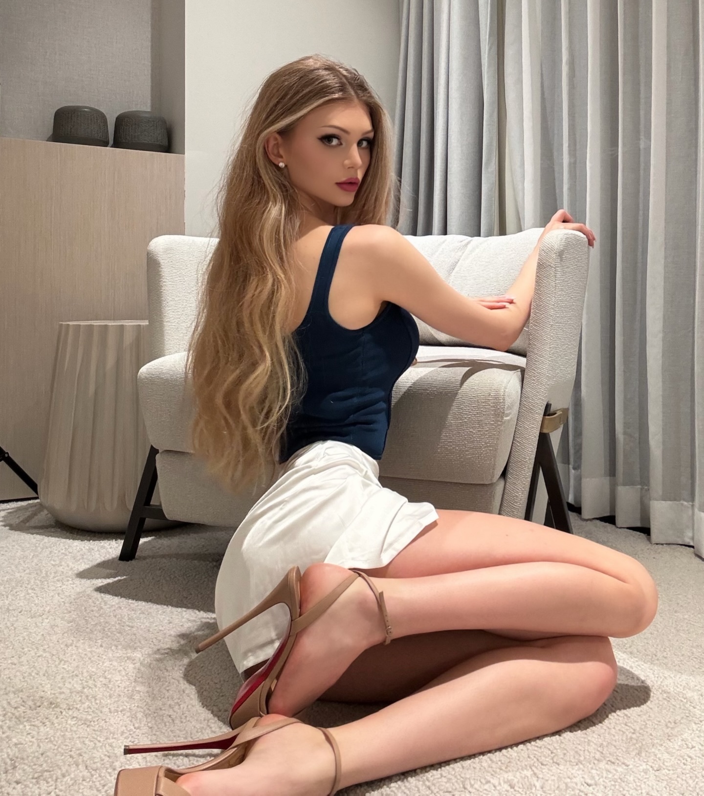 简美社[超话]  Mila Sobolov 柔 ​​​