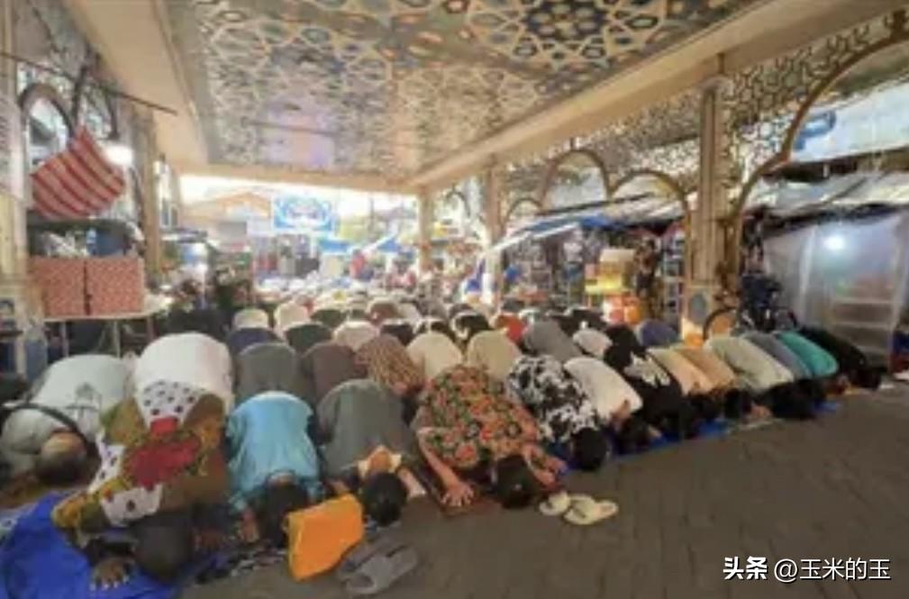 3月21日周六清晨，菲律宾数千名穆斯林及家人在黄金清真寺聚集，进行集体礼拜，庆祝