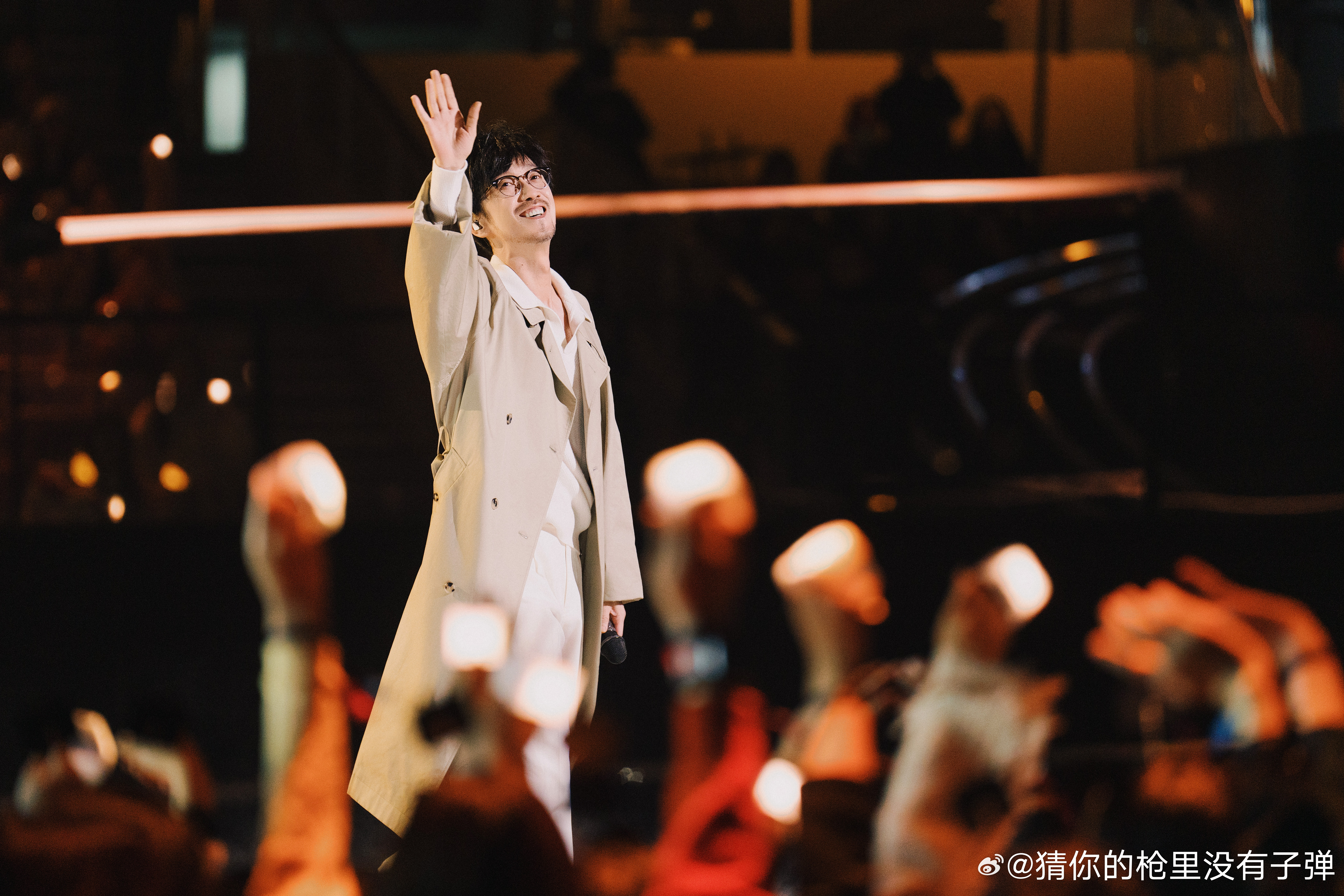 周传雄 给我干千禧年来了  家人们，周传雄这波操作厉害啊，跨年晚会上从《黄昏》到