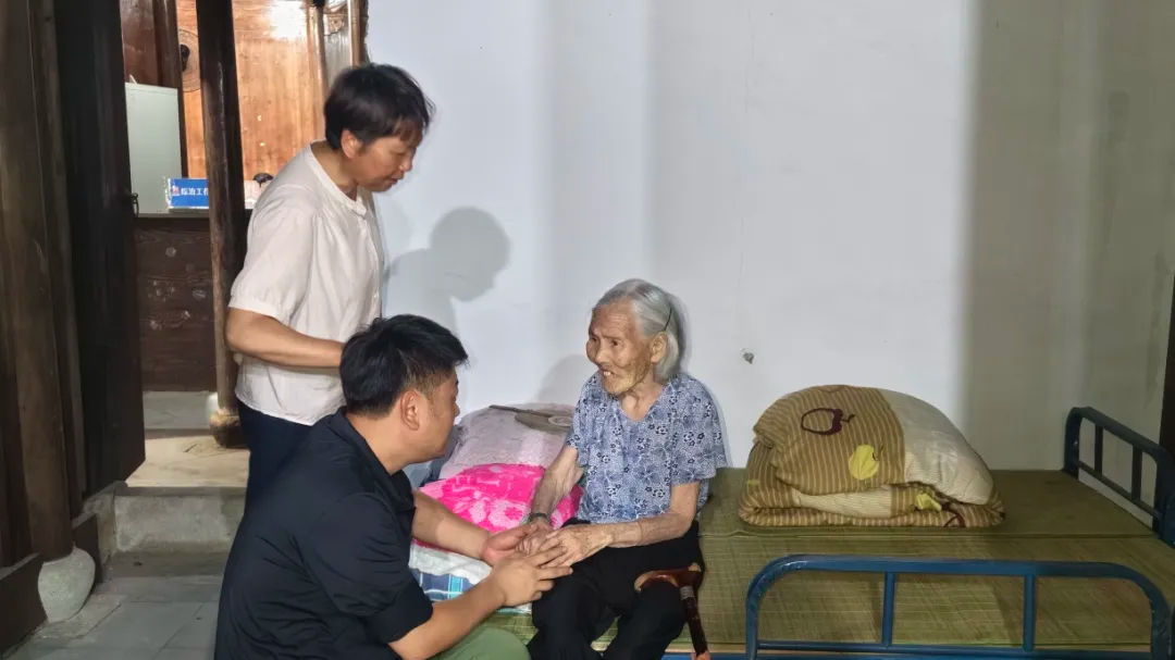 丽水松阳全力迎战台风巴威本来是冲杨家堂的黄昏来的，台风"巴威"逼近，松阳这边动静