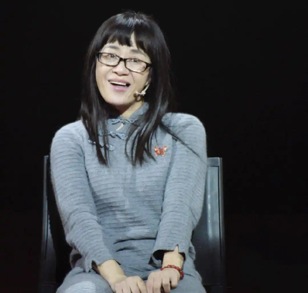 余秀华说：“离婚、分手，无非就是换个人谈感情，把衣服脱给另一个人看，做着各式各样