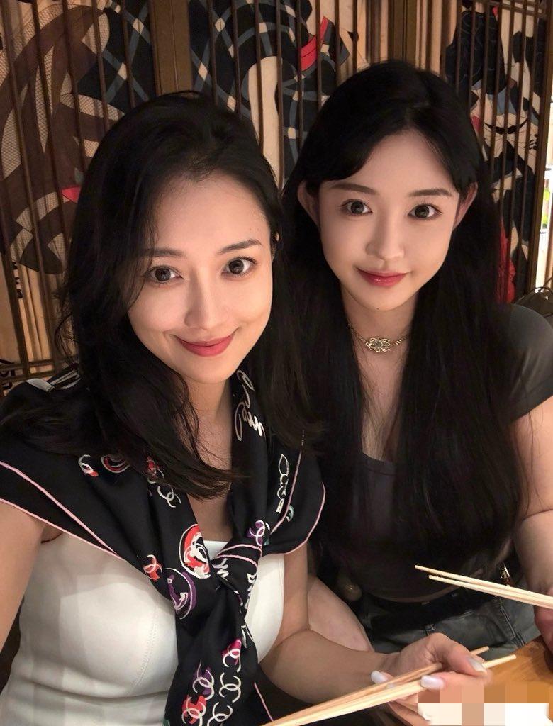 和富婆闺蜜出来吃个漂亮饭。