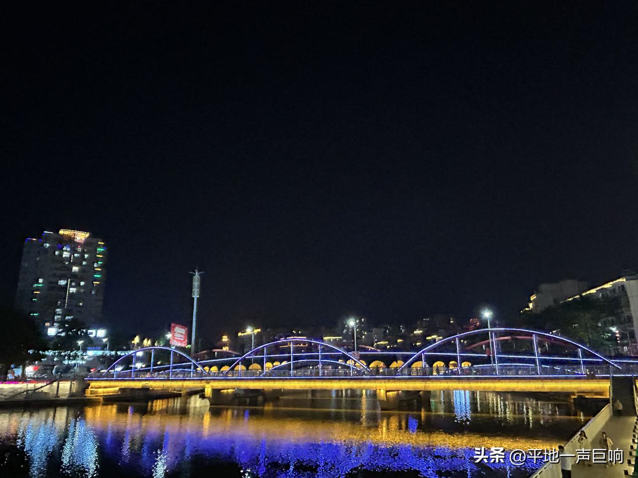 你眼中的自己不是你，别人眼中的你也不是你，你眼中的别人才是你自己。

这一句经典