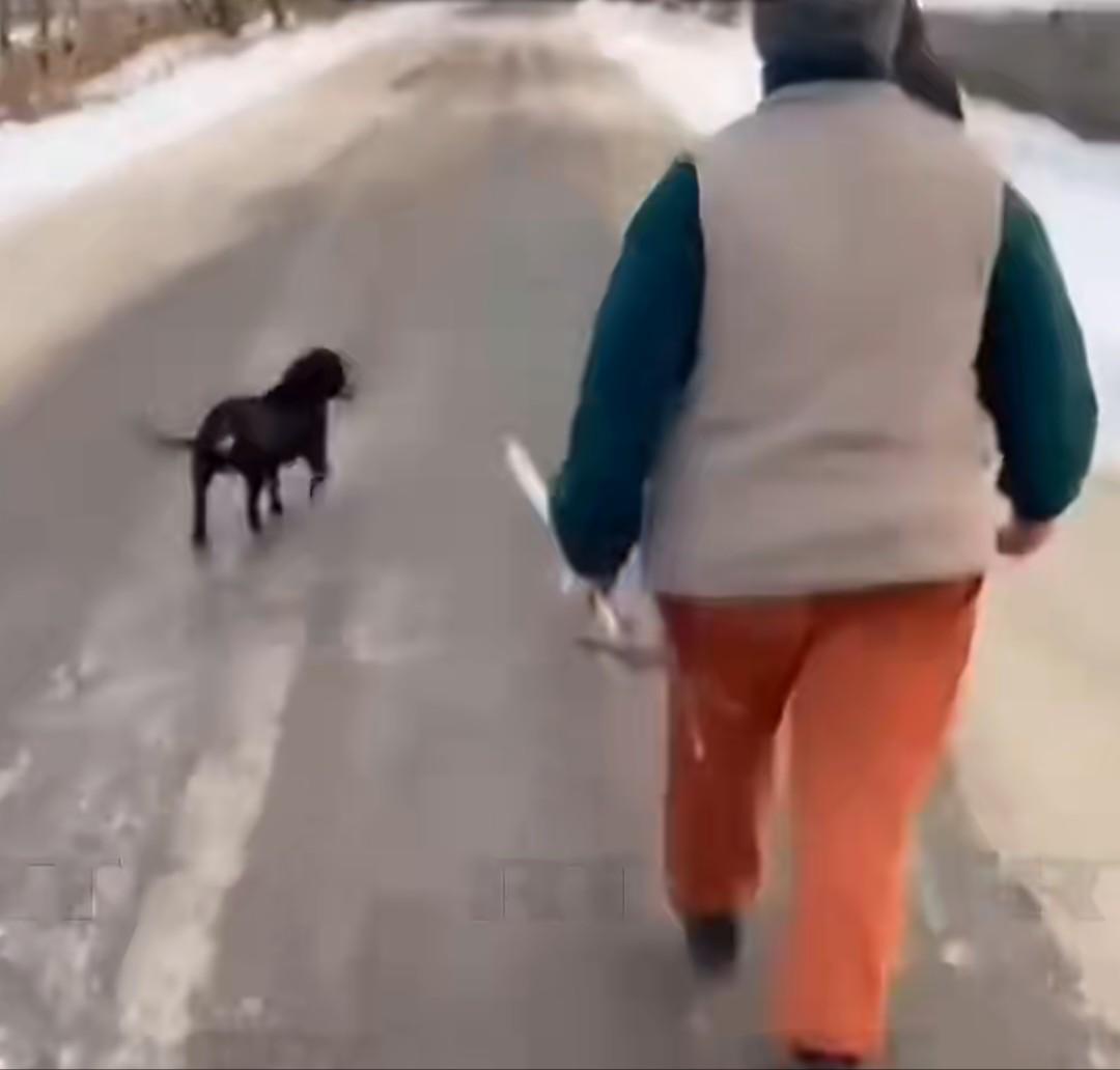在乌克兰克里沃伊罗格市附近的一处居民点，当地妇女为了保护男人免遭征兵人员的强制带