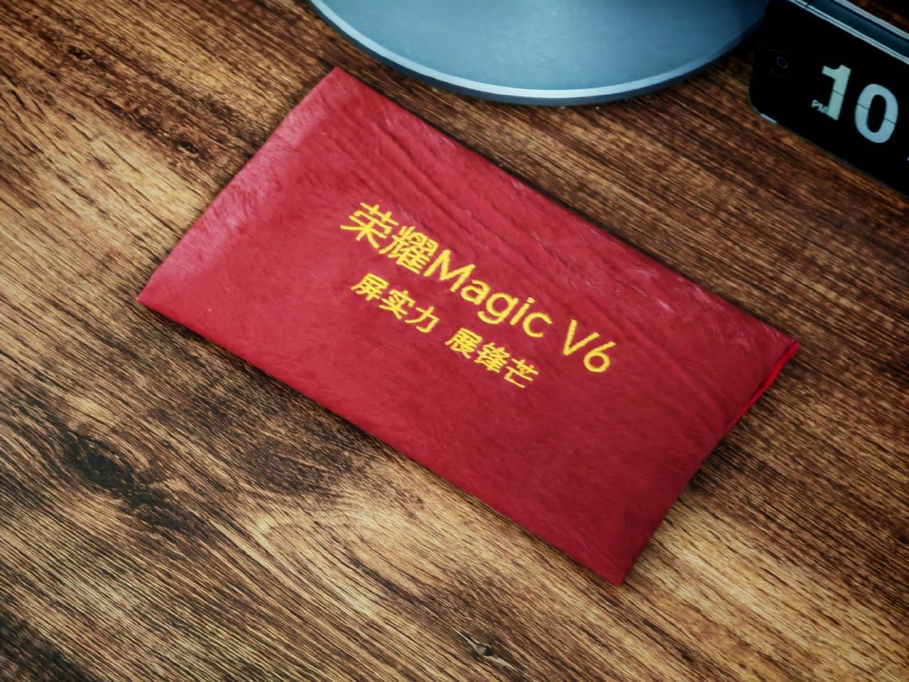 荣耀Magic V6邀请函非常用心，赤兔红款式的材质也用到了，邀请函的包装上面，