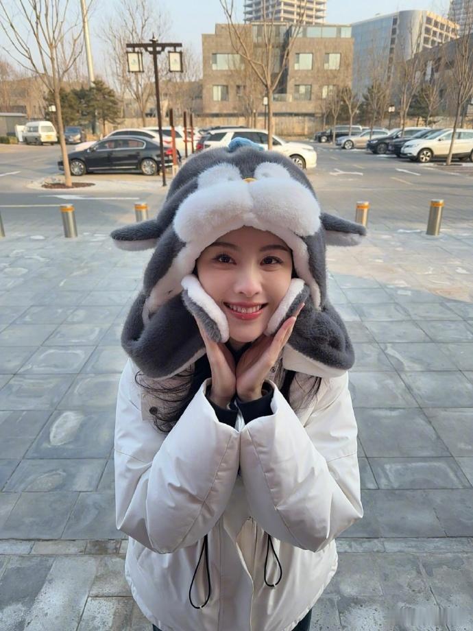 陈都灵解锁毛绒绒冬日造型，以企鹅毛绒帽作为搭配重点，大方分享这款单品，相关内容进
