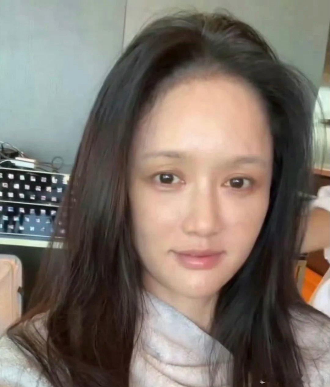 陈乔恩晒素颜照，只能说素颜很好看啊 ，底子很好的！五官精致！这个状态已经远超同龄