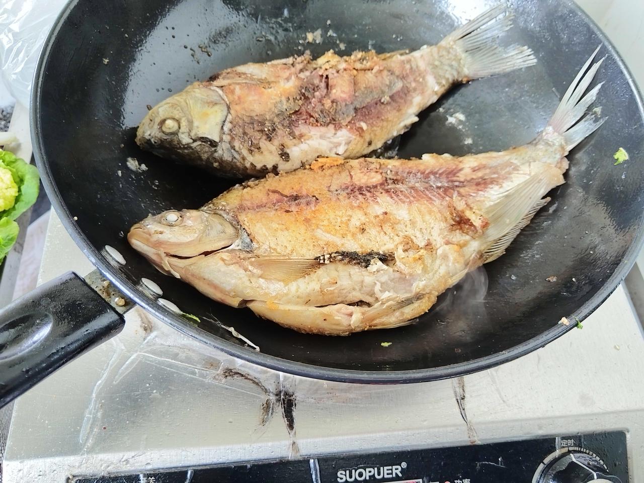 双休在家，简简单单一餐，中餐，有菜，腊肠，甜汤，还有鱼。
