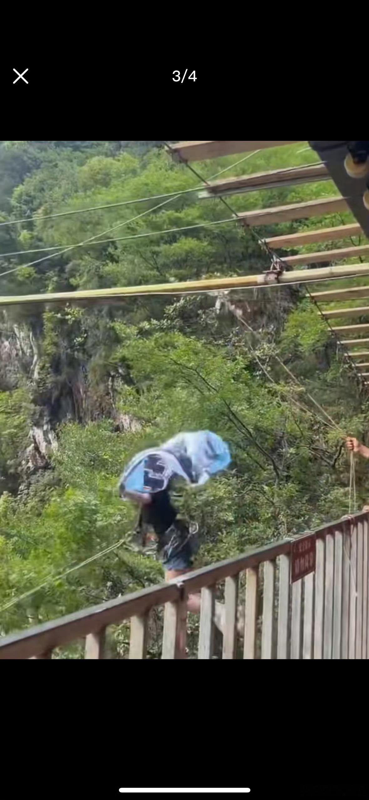 四川女游客秋千坠亡时居然披着应援旗，也不知道是哪家的粉丝？ 