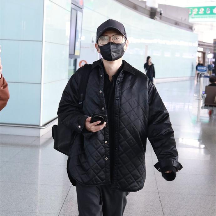 孟鹤堂这个周末两地奔波，拍戏、演出两不误，还真忙碌！周六，孟鹤堂、周九良唐山专场